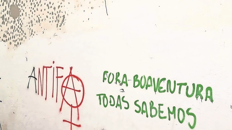 Um dos grafitti surgidos no outono de 2018 nas paredes do CES, e que, segundo as autoras ds denúncia, lhes permitiu perceber que não estavam "completamente sós". O título do artigo, "As paredes falaram quando ninguém se atrevia", refere estas pichagens, que foram sempre apressadamente apagadas.